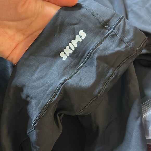 NWT SKIMS PERFORMANCE long-sleeve - Picture 5 of 5